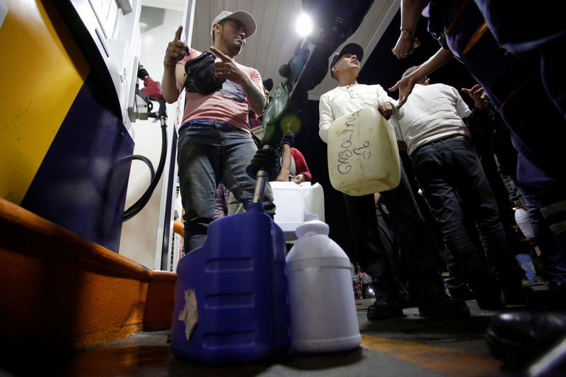 © Reuters. People stand in line at a gas station, in Mexico City