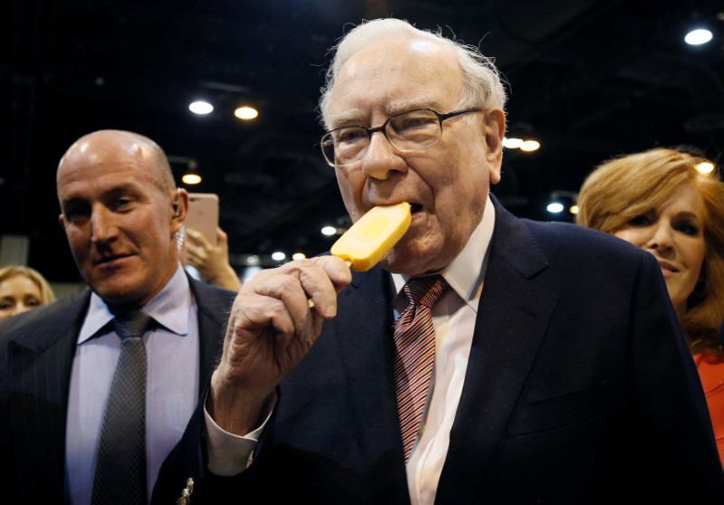 © Reuters. FILE PHOTO:  Berkshire Hathaway CEO Warren Buffett enjoys an ice cream treat from Dairy Queen before the Berkshire Hathaway annual meeting in Omaha