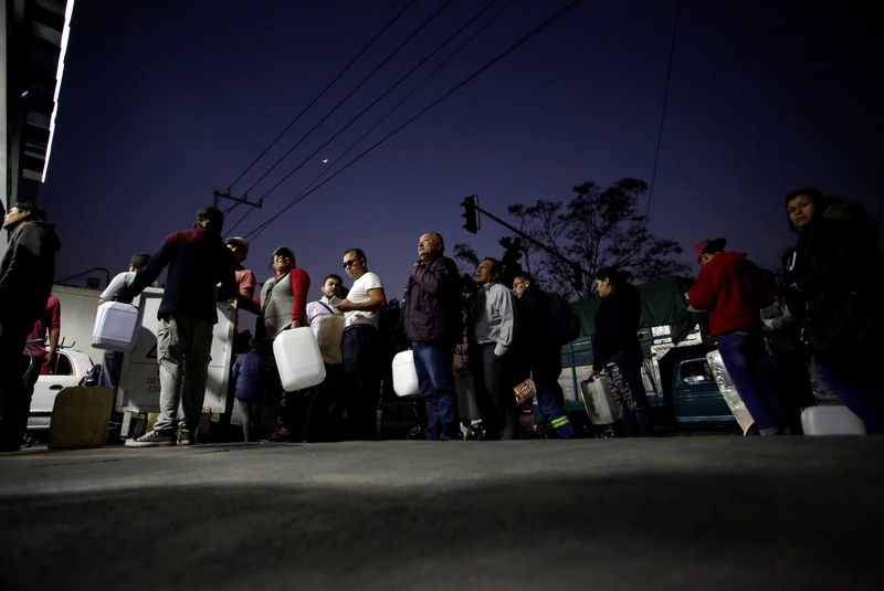 © Reuters. People stand in line at a gas station, in Mexico City