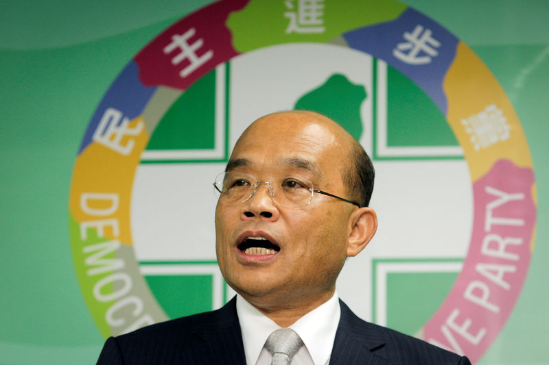 © Reuters. FILE PHOTO - Su Tseng-chang of Taiwan's Democratic Progressive Party (DPP) gives a speech during a news conference in Taipei, Taiwan
