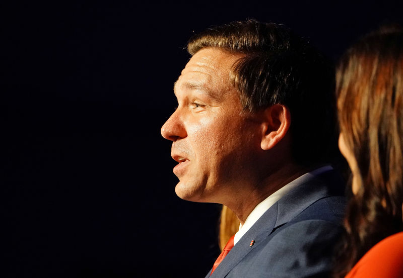 © Reuters. FILE PHOTO: Republican gubernatorial candidate Ron DeSantis speaks at his midterm election night party in Orlando
