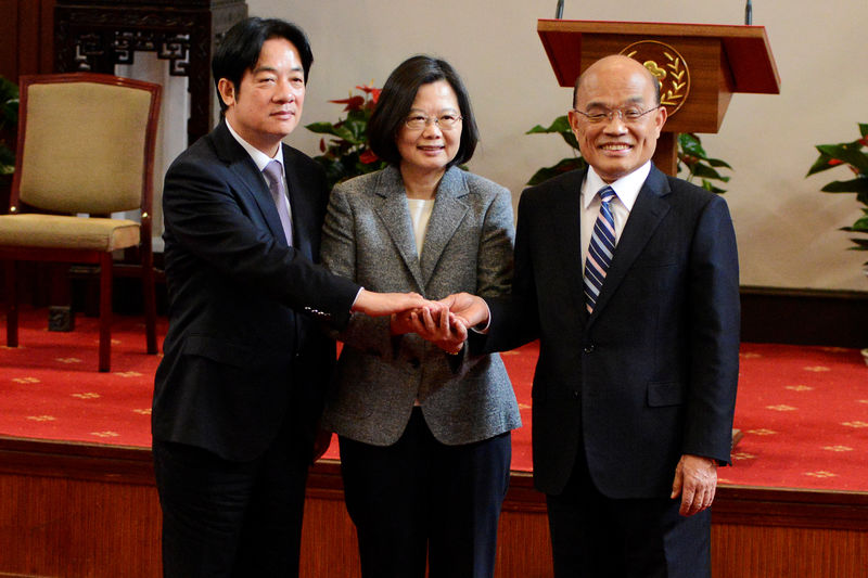 © Reuters. Former premier William Lai, Taiwan President Tsai Ing-wen and new premier Su Tseng-chang join hands after a news conference in Taipei