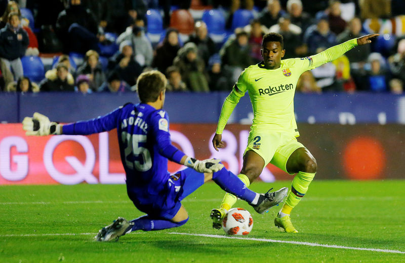 © Reuters. El arquero de Levante, Aitor Fernández, en acción ante Nelson Semado de Barcelona