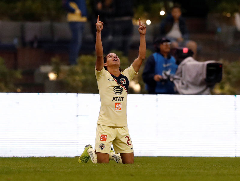 © Reuters. El Betis ficha al centrocampista mexicano Lainez