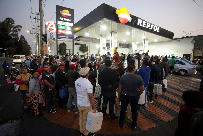© Reuters. En bici, monopatín y taxi, los mexicanos sortean la falta de gasolina