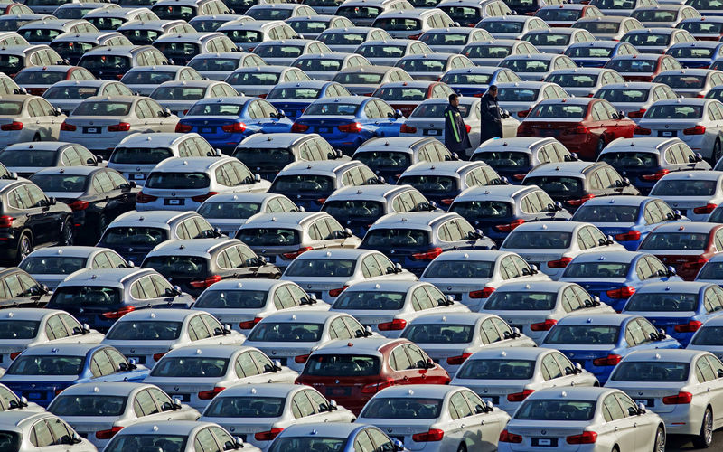 © Reuters. BMW cars are seen at the automobile terminal in the port of Dalian