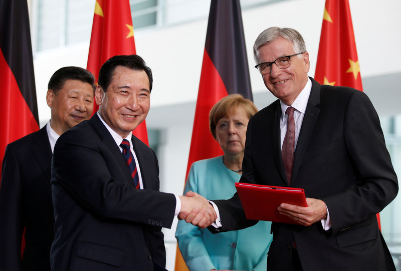 © Reuters. Hubert Lienhard of Voith GmbH and Chun Lu of China Three Gorges Corporation attend a contract signing ceremony at the Chancellery in Berlin