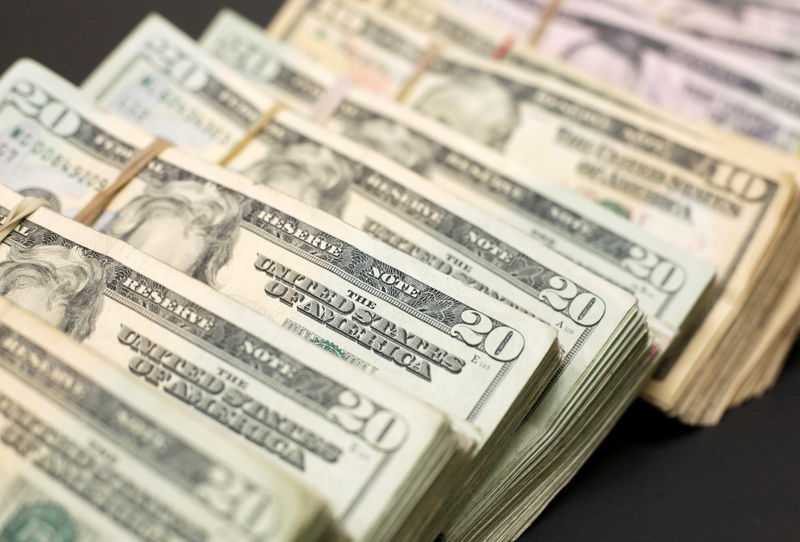© Reuters. Долларовые банкноты в пункте обмена валют в городе Сьюдад-Хуарес