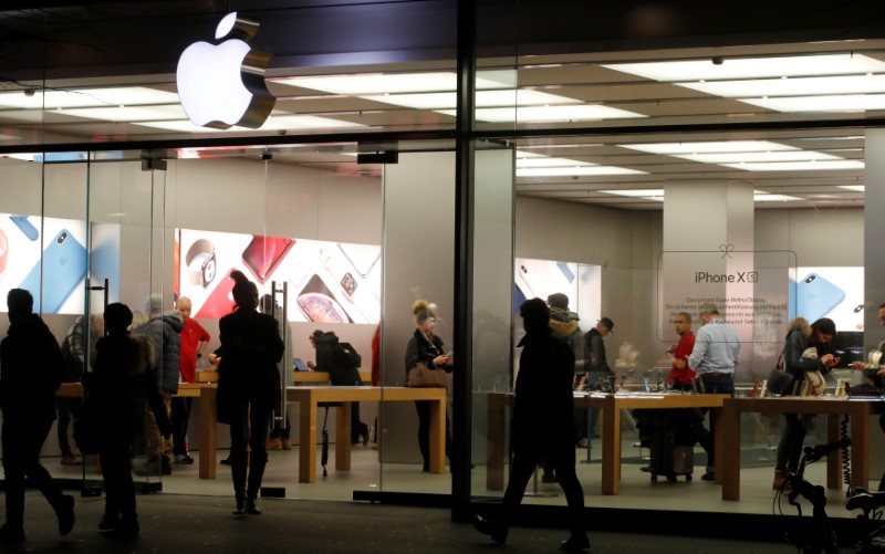 © Reuters. FILE PHOTO: An Apple store is seen in Zurich
