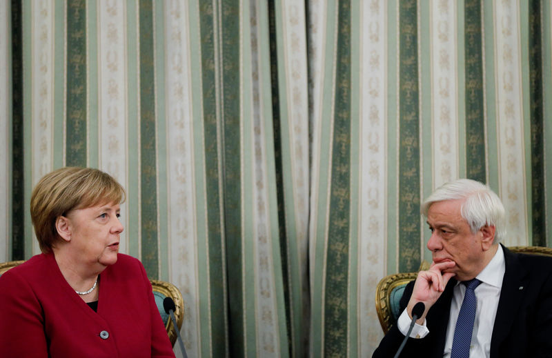 © Reuters. German Chancellor Merkel meets Greek President Pavlopoulos in Athens