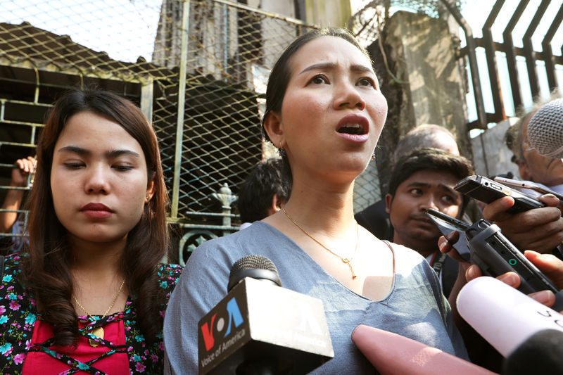 © Reuters. Pan Ei Mon e Chit Su Win, mulheres dos repórteres da Reuters Wa Lone e Kyaw Soe Oo, concedem entrevista em Yangon