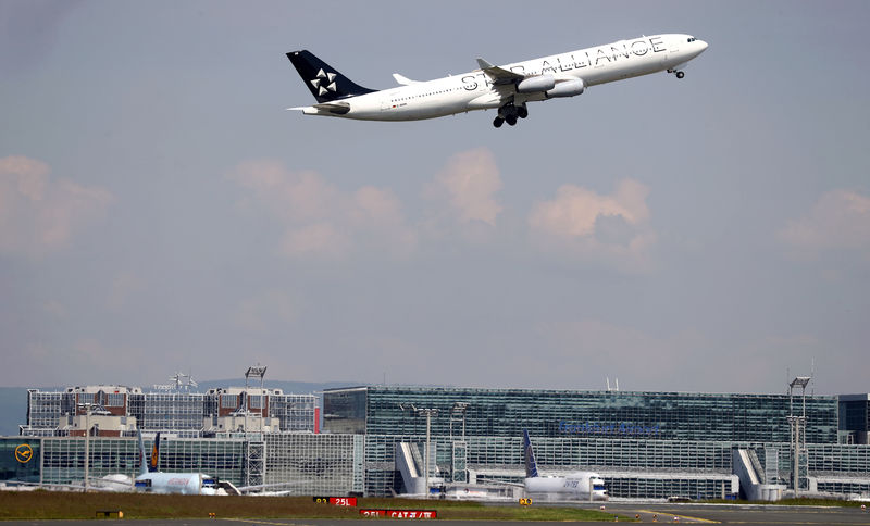 © Reuters. A plane of Germany's air carrier Lufthansa takes off at Fraport airport in Frankfurt