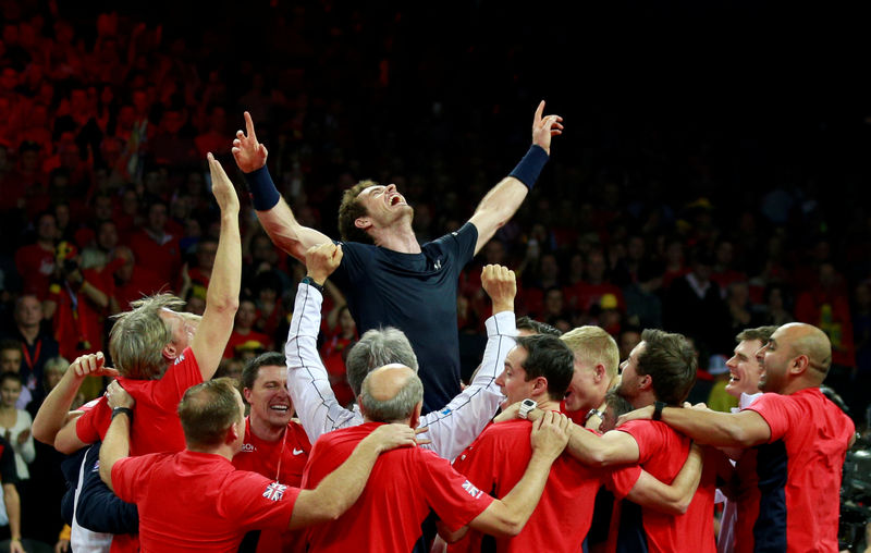 © Reuters. FILE PHOTO: Britain's Andy Murray celebrates with team mates after beating Belgium's David Goffin to win the Davis Cup at Flanders Expo, Ghent, Belgium - 29/11/15