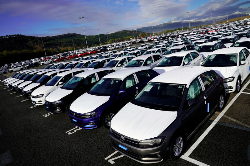 © Reuters. FILE PHOTO: Volkswagen Polo models are parked outside the company's plant in Pamplona