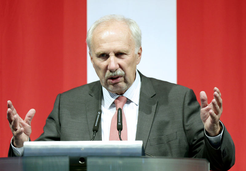 © Reuters. Austria's National Bank, OeNB, Governor Ewald Nowotny speaks during an economics conference in Linz
