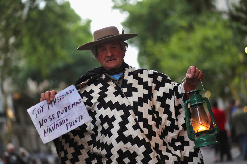 © Reuters. Manifestante protesta em Buenos Aires contra o alto custo da energia elétrica