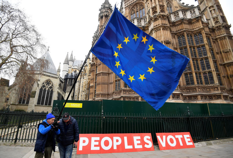 © Reuters. Manifestantes anti-Brexit em frente ao Parlamento britânico, em Londres