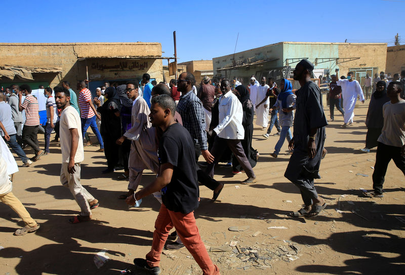 © Reuters. قوات الأمن السودانية تستخدم قنابل الغاز لتفريق مظاهرة مع تجدد الاحتجاجات