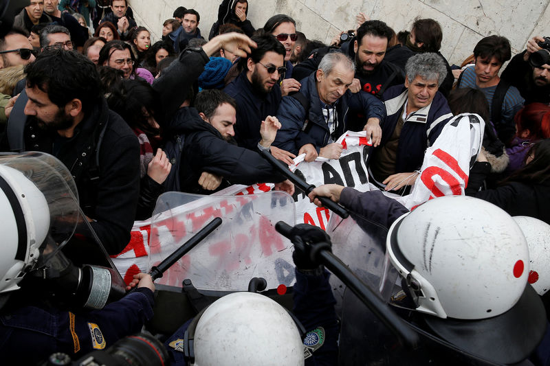 © Reuters. الشرطة اليونانية تطلق الغاز المسيل للدموع على معلمين محتجين في أثينا
