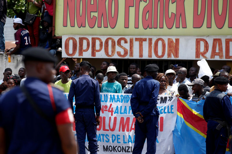 © Reuters. Supporters of the runner-up in Democratic Republic of Congo's presidential election, Martin Fayulu hold a sign before a political rally in Kinshasa