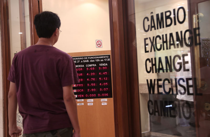 © Reuters. Foreign currencies exchange rates are displayed in Sao Paulo