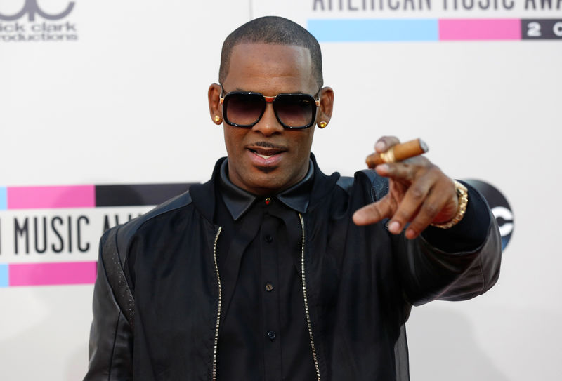 © Reuters. FILE PHOTO: Singer R. Kelly arrives at the 41st American Music Awards in Los Angeles