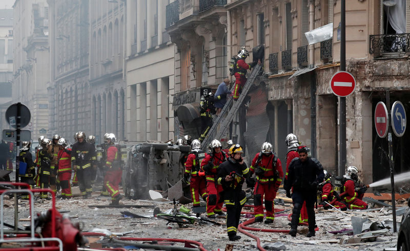 © Reuters. Los bomberos trabajan en el lugar de la explosión en una panadería en París.