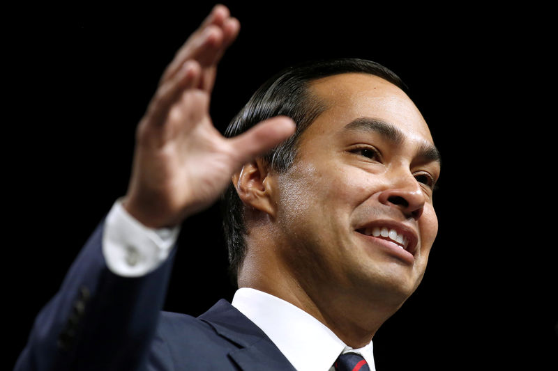 © Reuters. FILE PHOTO: Julian Castro, former United States Secretary of Housing and Urban Development, speaks at the Netroots Nation annual conference for political progressives in New Orleans
