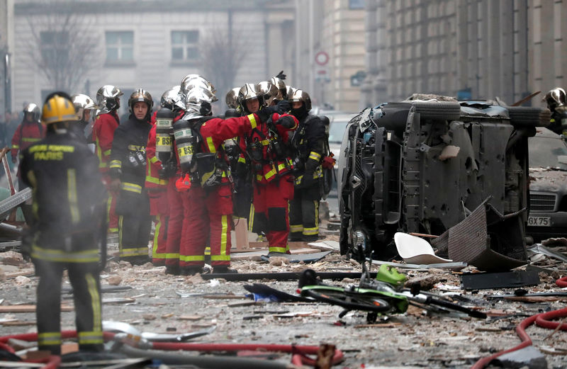 © Reuters. إصابة 9 في انفجار هائل ناجم عن تسرب غاز بوسط باريس