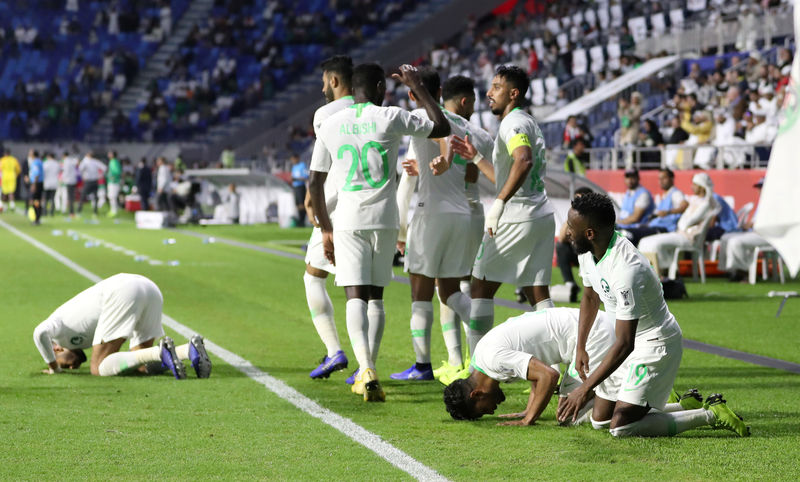 © Reuters. السعودية تضمن التأهل في كأس آسيا بعد فوز مقنع على لبنان