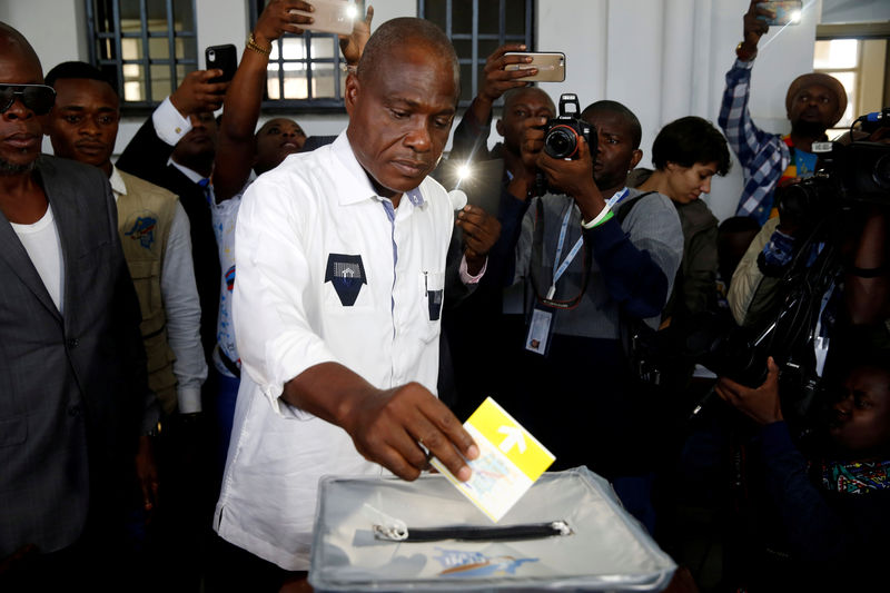 © Reuters. FILE PHOTO: Martin Fayulu, Congolese joint opposition Presidential candidate, casts his vote at a polling station in Kinshasa