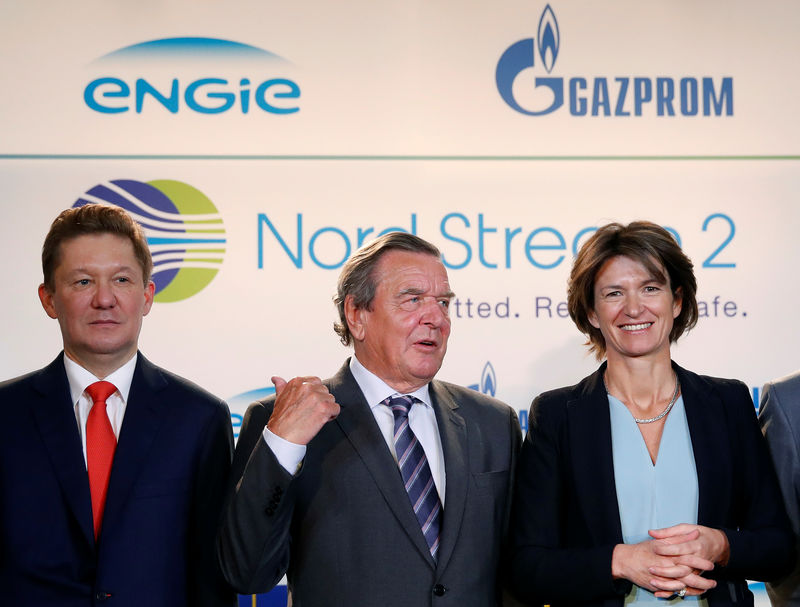© Reuters. El jefe de Gazprom, Alexei Miller,el ex Canciller alemán Schroeder, y la CEO de Engie, Engie's Kocherpose en Paris