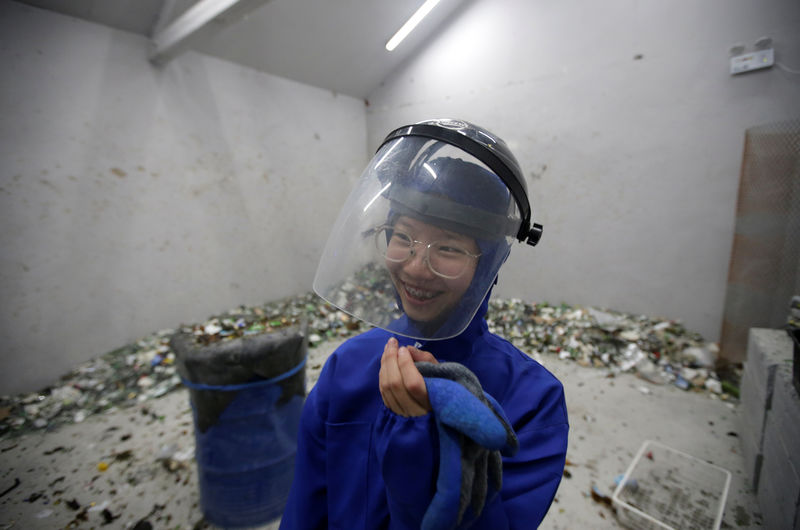 © Reuters. سكان بكين يتخلصون من ضغوط الحياة في "غرفة الغضب"