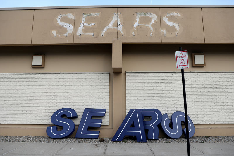 © Reuters. FILE PHOTO: A dismantled sign sits leaning outside a Sears department store in Nanuet
