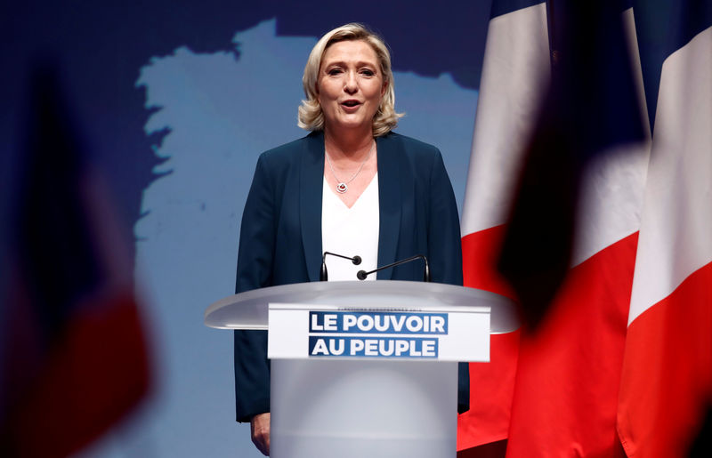 © Reuters. لوبان تبدأ حملة انتخابات البرلمان الأوروبي بنداء لحركة "السترات الصفراء" بفرنسا