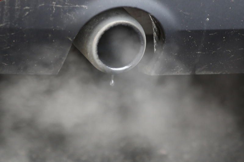 © Reuters. An exhaust emits fumes as a car is driven through Richmond in London