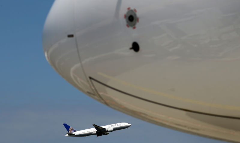 © Reuters. A plane of United airlines takes off next to an Airbus A350-900 of Ethiopian Airlines at Fraport airport in Frankfurt