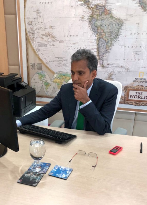 © Reuters. FILE PHOTO: Paddy Padmanathan, CEO of Acwa Power, uses a computer in his office in Riyadh