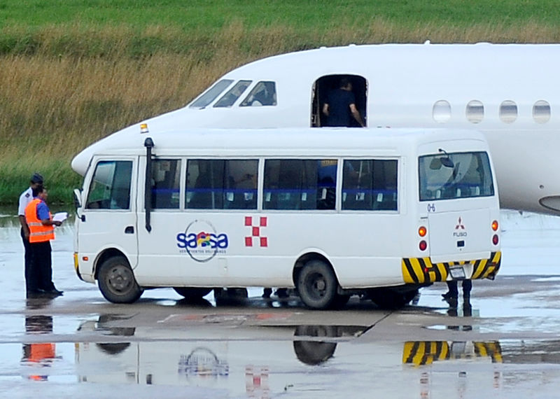 © Reuters. Ex-guerrilheiro italiano Cesare Battisti embarca em aeronave em Santa Cruz de la Sierra, na Bolívia