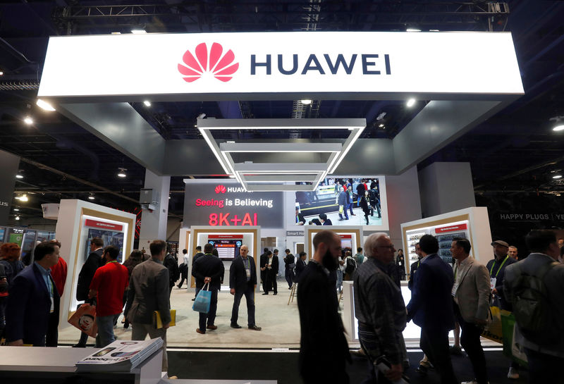 © Reuters. FILE PHOTO: Attendees pass by a Huawei booth during the 2019 CES in Las Vegas