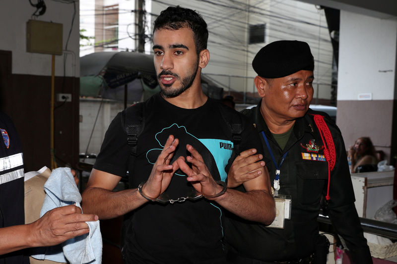 © Reuters. FILE PHOTO: Former Bahrain soccer player Hakeem Al Araibi, who holds a refugee status in Australia, at court in Bangkok, Thailand Dec 11, 2018