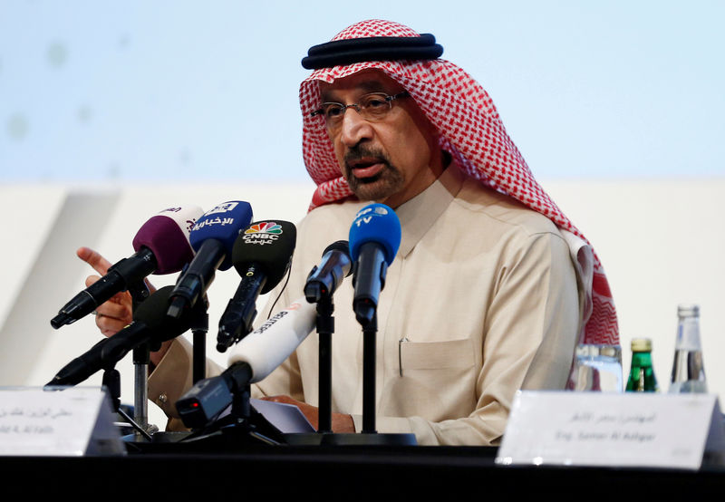 © Reuters. FILE PHOTO: Saudi Energy Minister Khalid al-Falih speaks during a news conference in Riyadh, Saudi Arabia