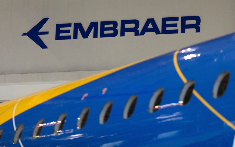 © Reuters. FILE PHOTO: The logo of Brazilian planemaker Embraer SA is seen at the company's headquarters in Sao Jose dos Campos