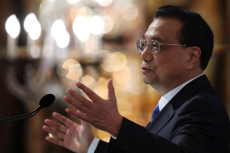© Reuters. Chinese Premier Li Keqiang speaks at the 44th Singapore Lecture in Singapore