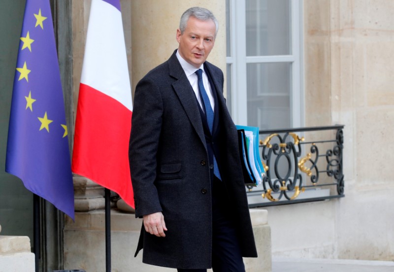 © Reuters. FILE PHOTO: French Finance Minister Bruno Le Maire leaves following the weekly cabinet meeting at the Elysee Palace in Paris