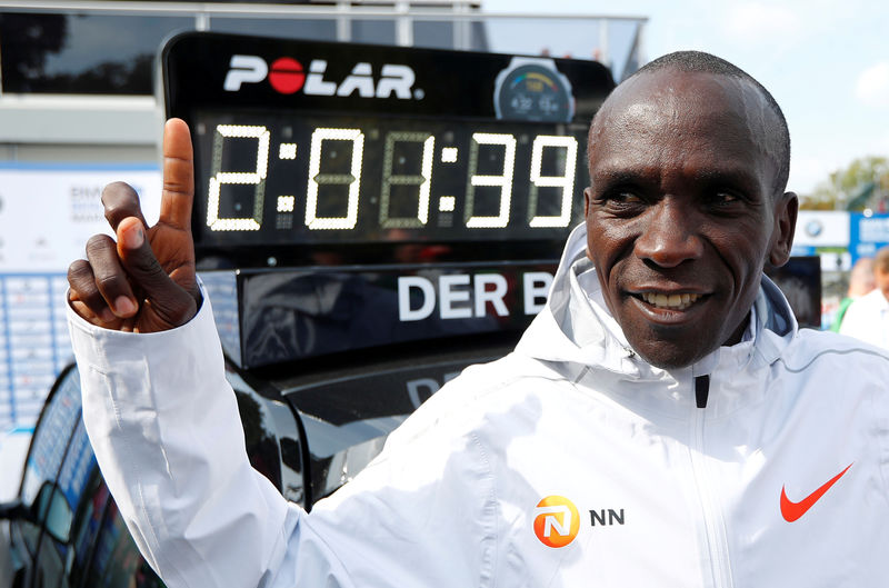 © Reuters. FILE PHOTO: Kenya's Eliud Kipchoge celebrates winning the Berlin Marathon alongside a clock showing his World Record breaking time in Berlin, Germany - Sep 16, 2018