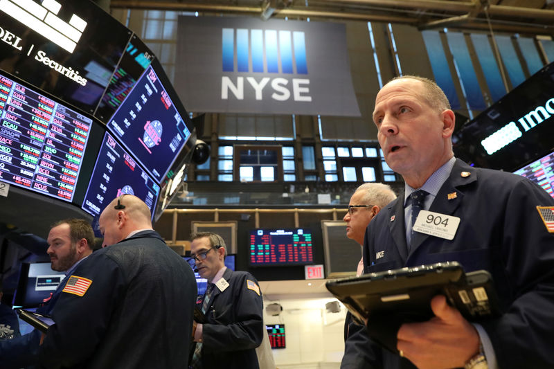 © Reuters. Merchants work on NYSE NY