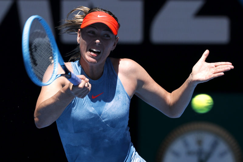 © Reuters. Wozniacki, Sharapova y Kerber avanzan a la segunda ronda del Abierto de Australia