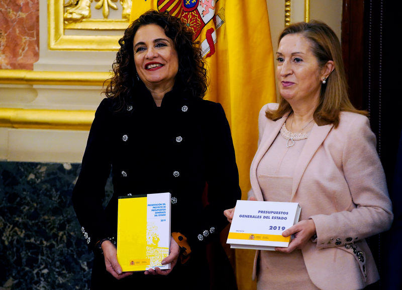 © Reuters. El Gobierno presenta unas cuentas catalanas y feministas para reconquistar su electorado