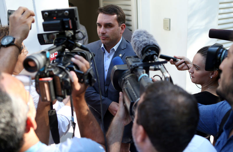 © Reuters. Flávio Bolsonaro fala com jornalistas no Rio de Janeiro